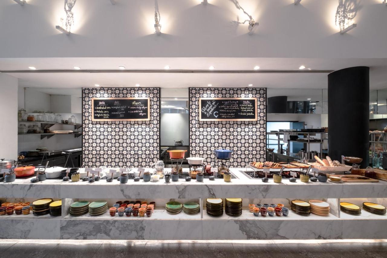 Hyatt Centric Candolim Goa Exterior foto The buffet at the restaurant