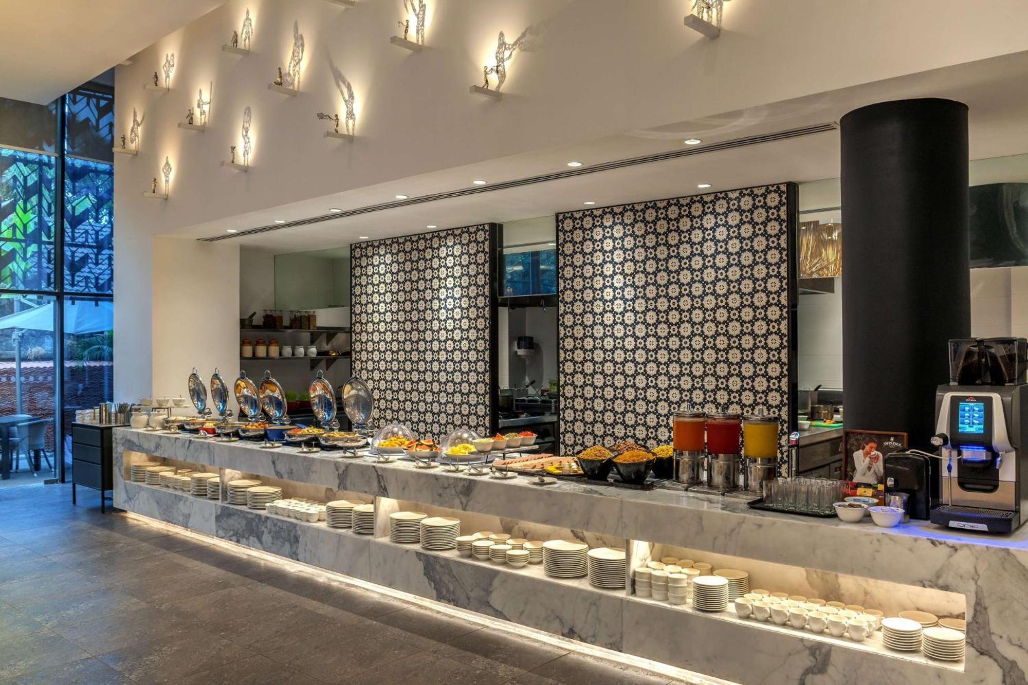 Hyatt Centric Candolim Goa Exterior foto The buffet at the lobby
