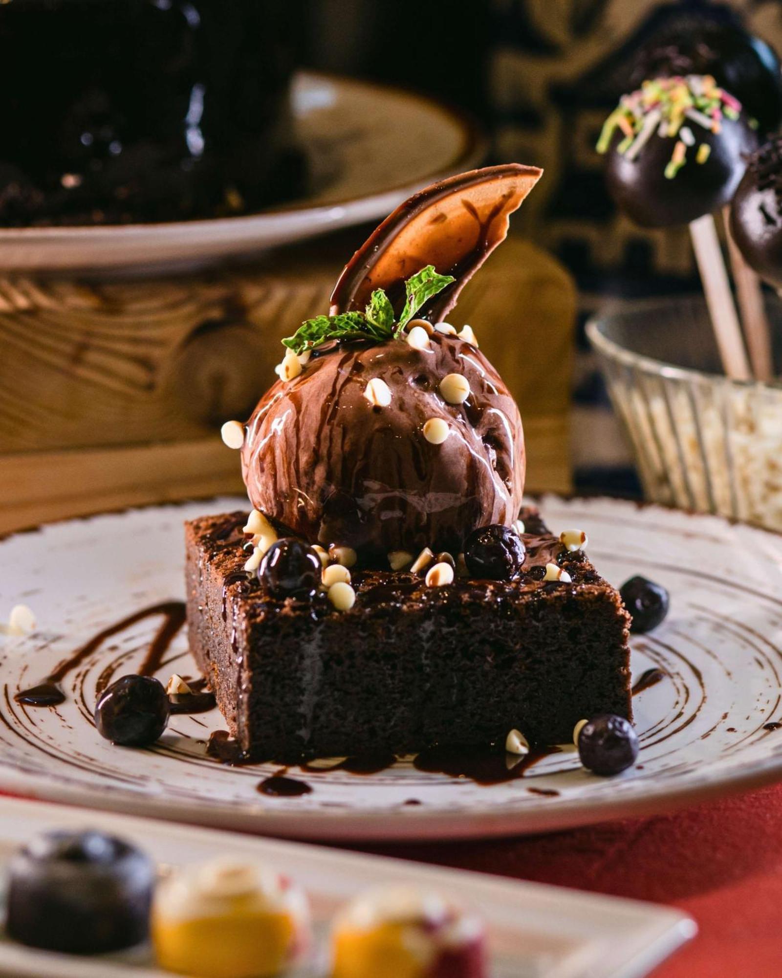 Hyatt Centric Candolim Goa Exterior foto A brownie with ice cream