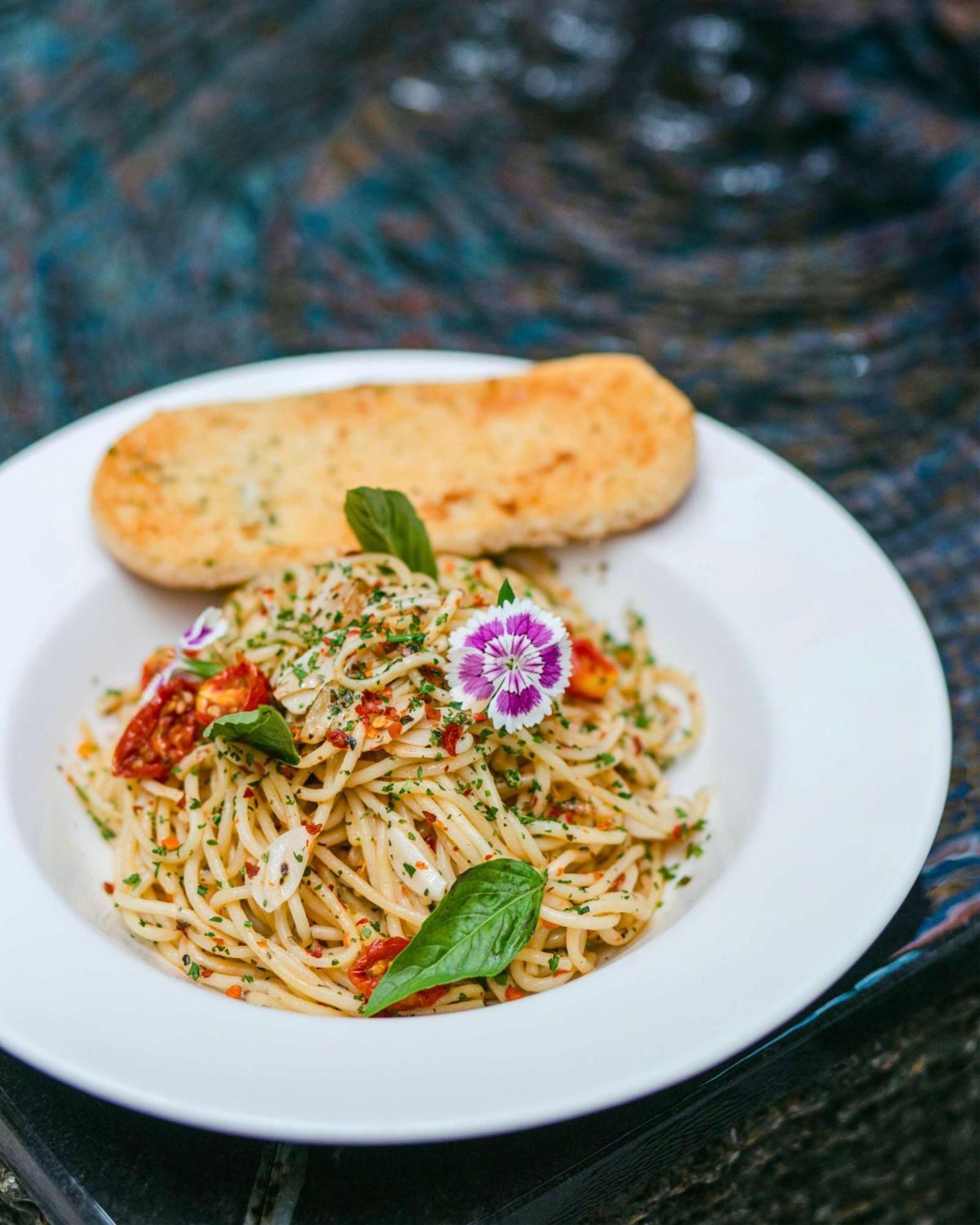 Hyatt Centric Candolim Goa Exterior foto A plate of pasta