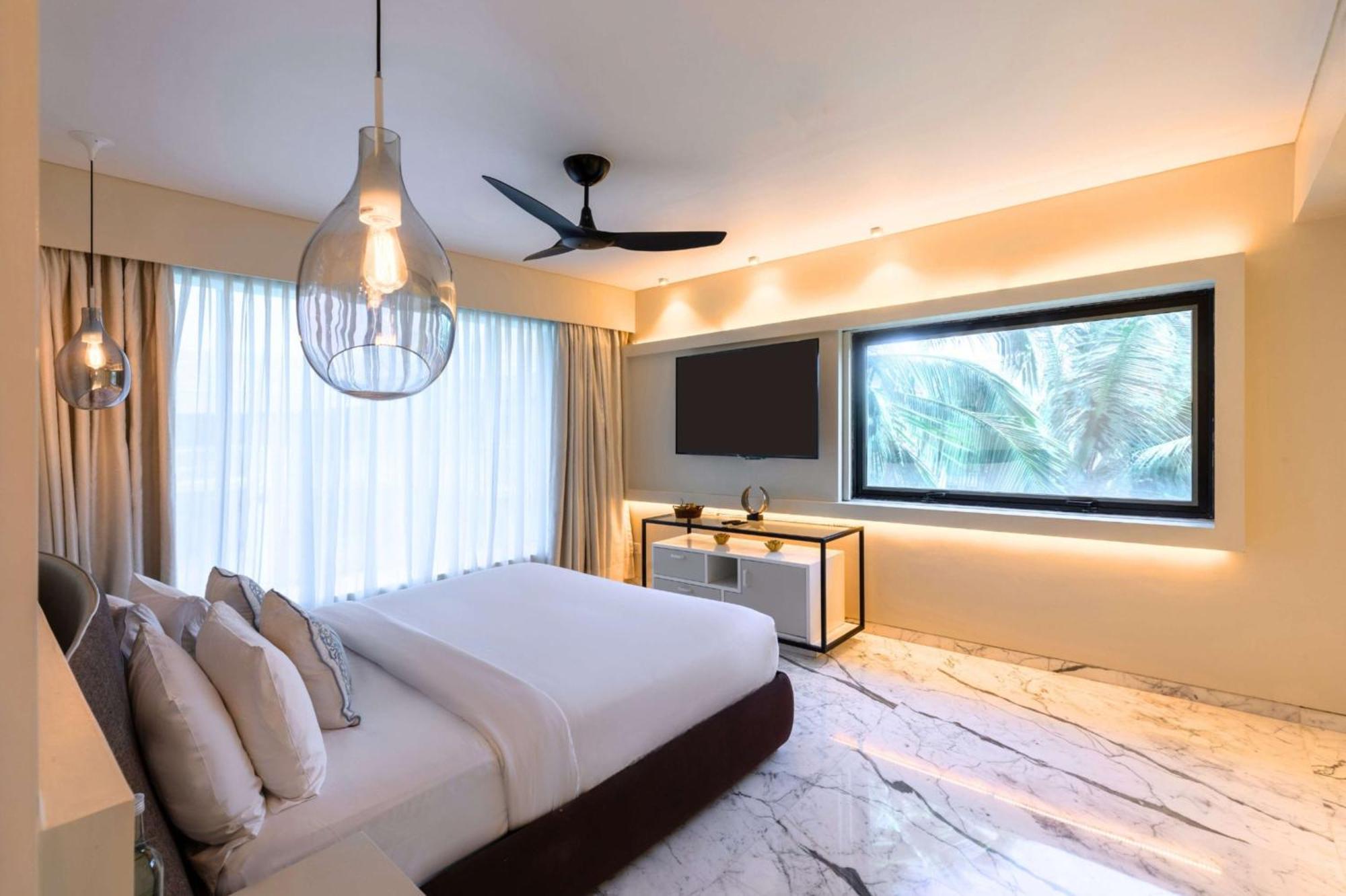 Hyatt Centric Candolim Goa Exterior foto A bedroom at the hotel